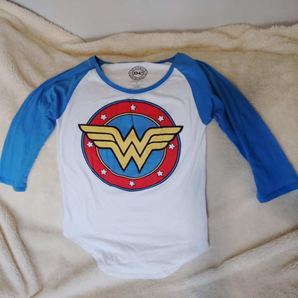 DC Comics Originals Wonder Woman Long sleeve Tee Size Medium White and Blue